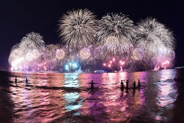El cielo se pinta de luces en Copacabana, Brasil.