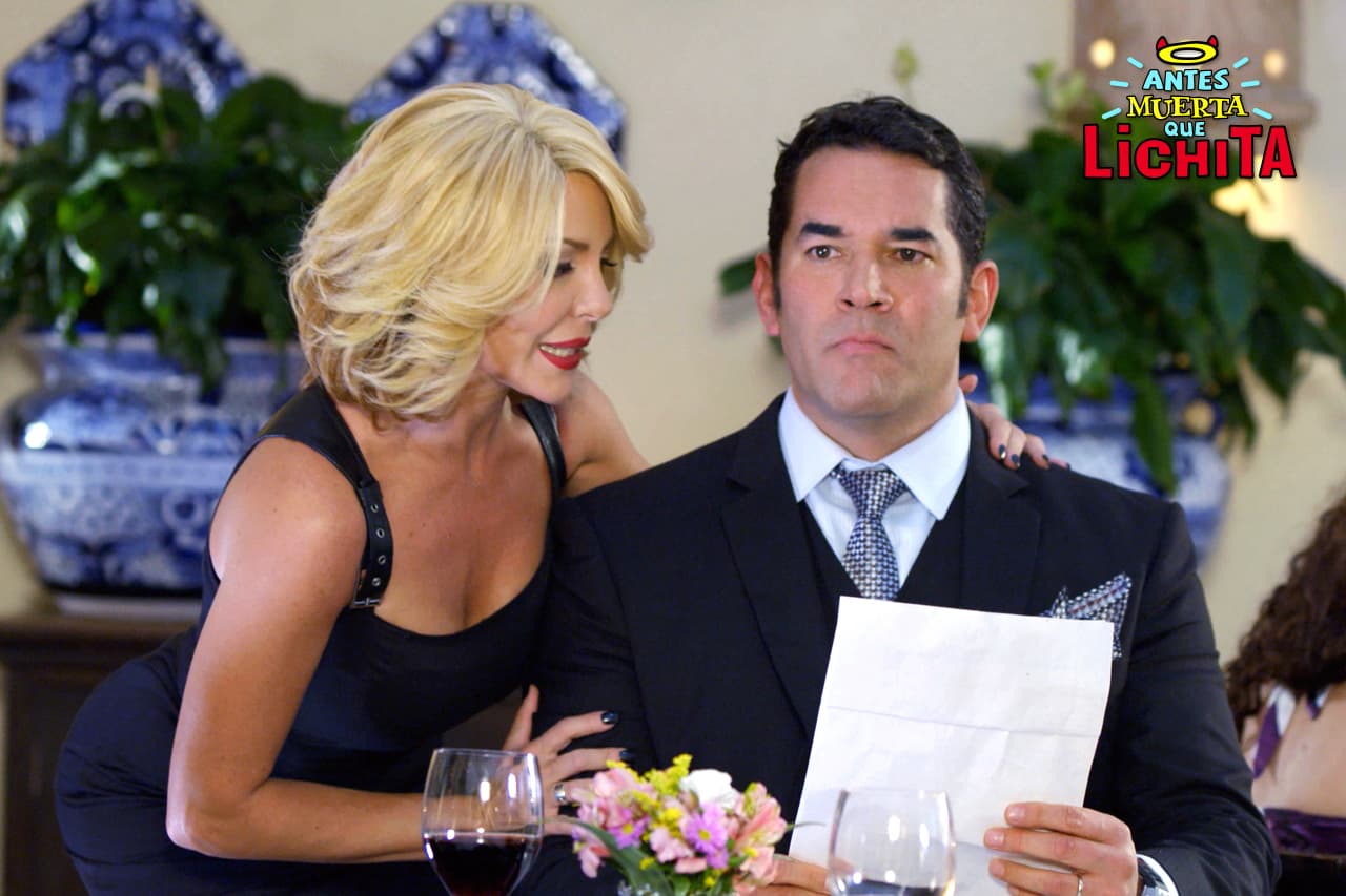 Valeria le muestra a Augusto una prueba de ADN para demostrarle que Luciana es su hija.