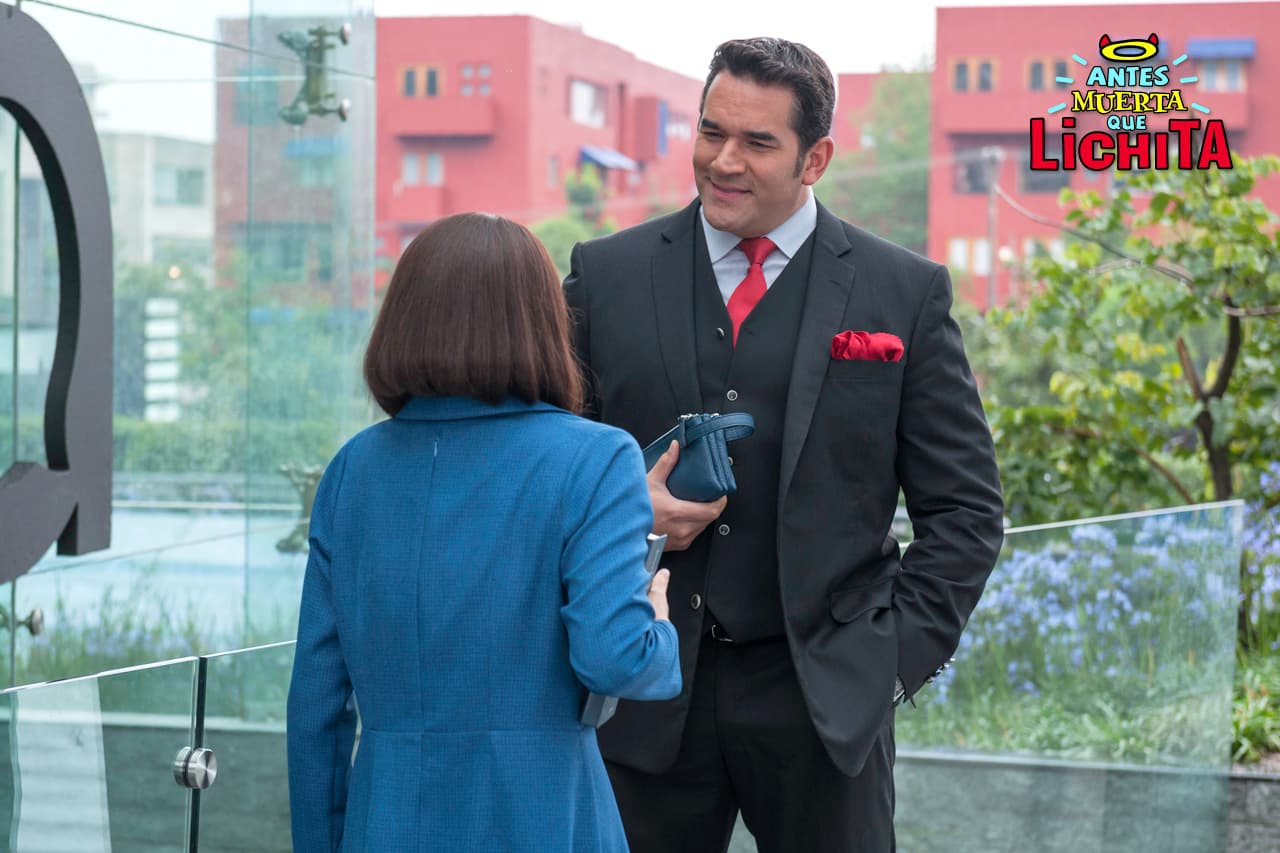 Augusto le pide a Lichita que lo ayude a convencer a Alex para que acepte la candidatura de la API.