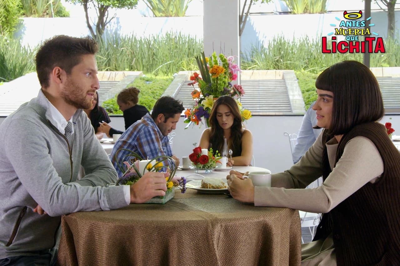 Lichita decide aprovechar el viaje a Argentina para darle ánimos a Alex para que acepte la candidatura de la API.