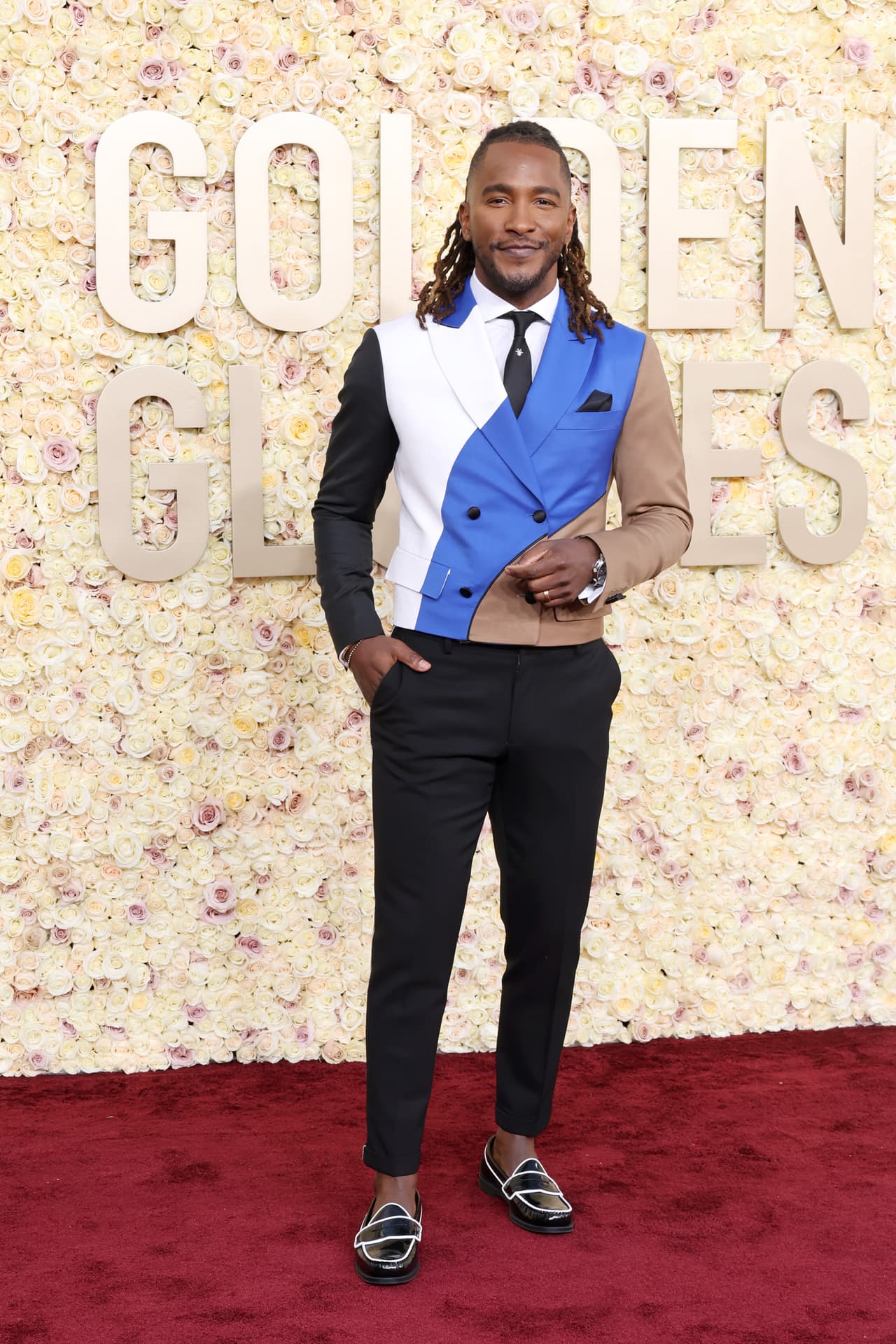 Scott Evans llega a la 'red carpet' de los Golden Globes 2024.