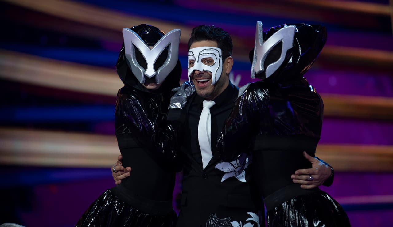 El escenario 360 de esta temporada encendió sus luces para recibir a Omar Chaparro y el grupo de bailarines que cada emisión acompañan a los participantes.