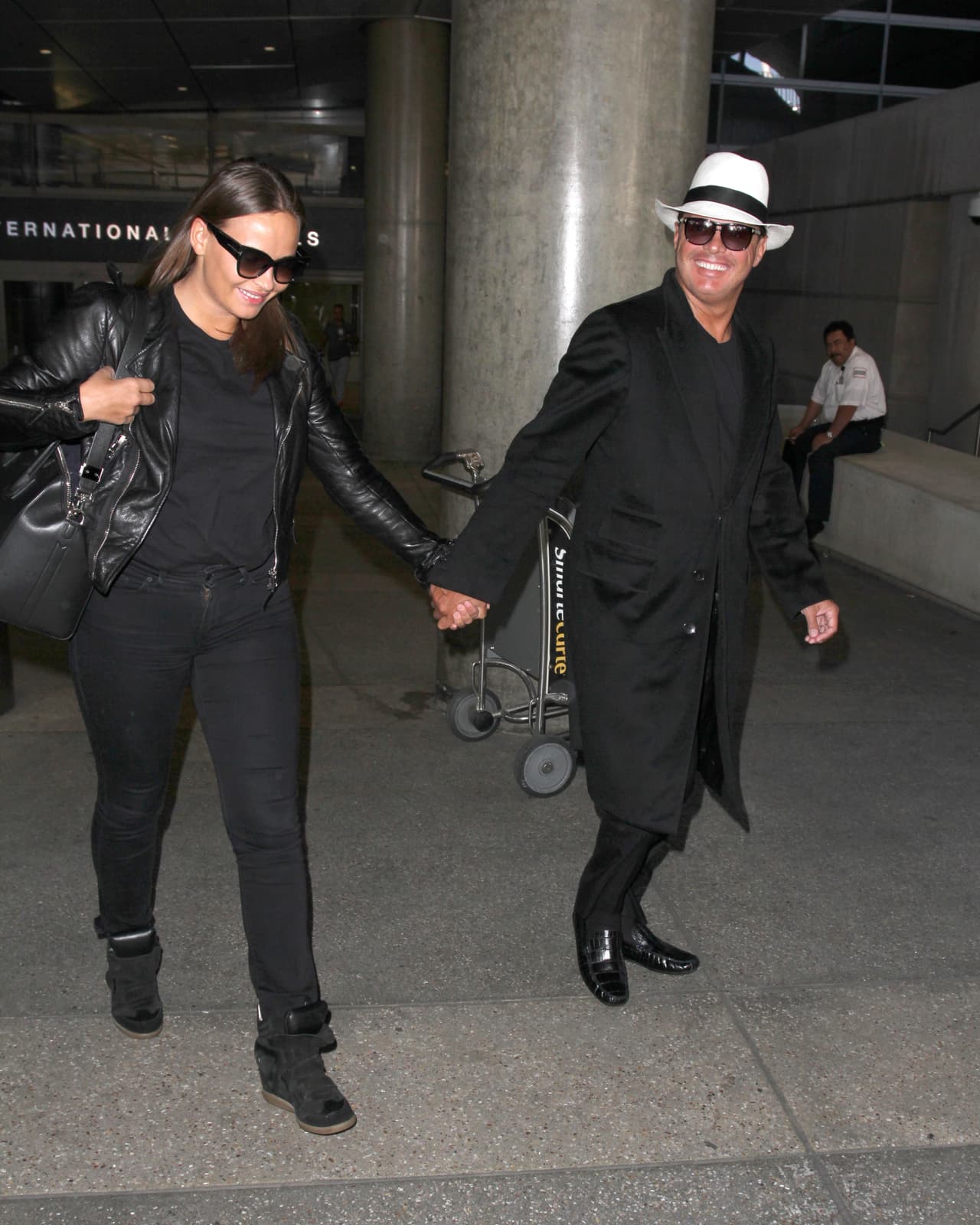 Eso se prestó a confusión ya que en algún momento algunos medios de comunicación dieron por hecho que se trataba de Kasia Sowinska, una de las coristas de Luis Miguel y que también era polaca. Sin embargo, la mujer con la que él salió era otra. 
<br>