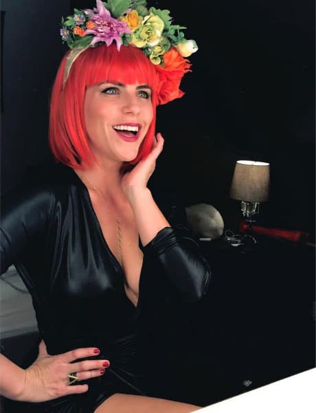 1. Toda su infancia la estudio en escuela de mujeres, por lo que no tenía amigos hombres hasta que cumplió 15 años.