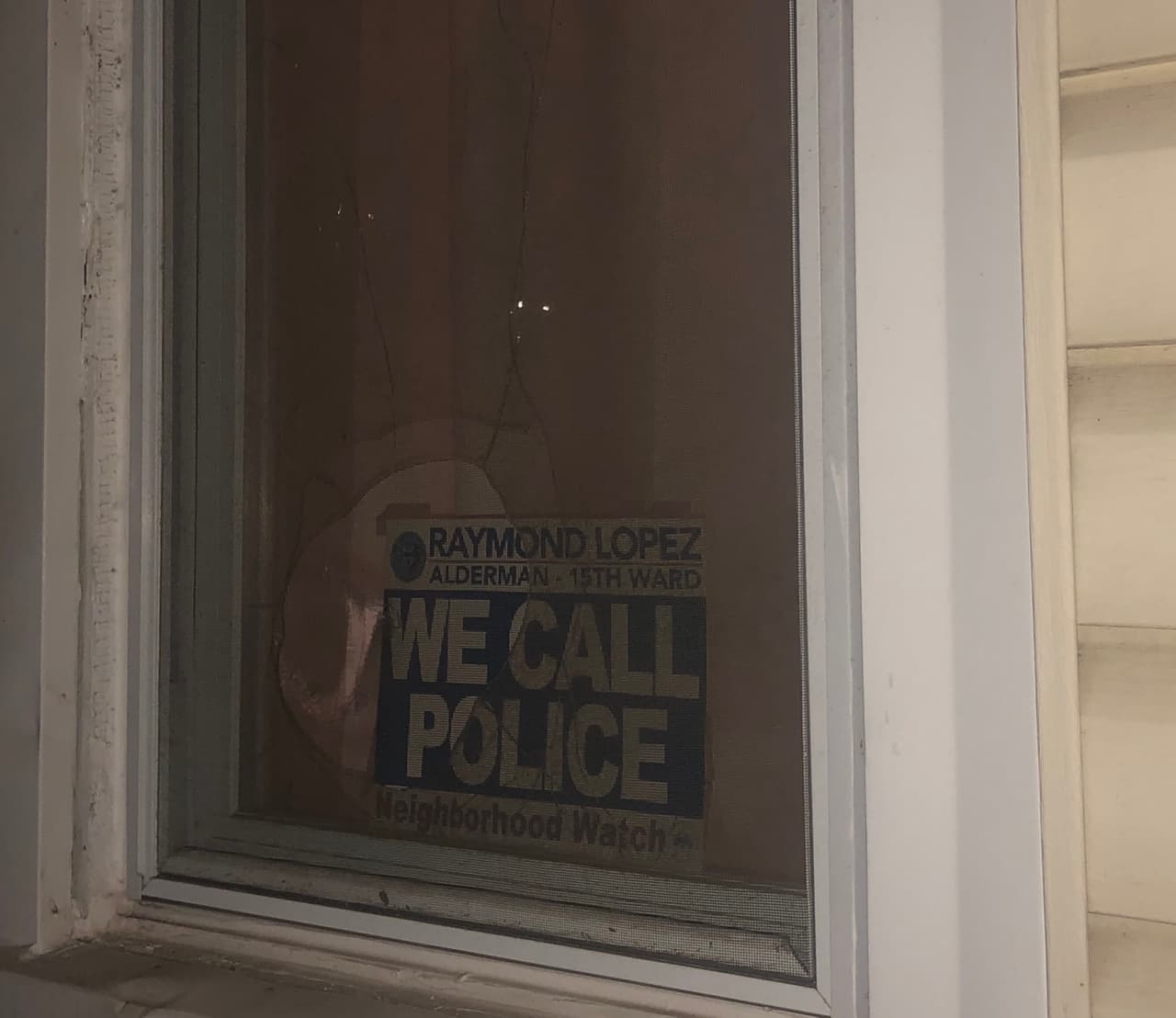 En su tuit, López indicó que despertó por los ladrillos que fueron arrojados a través de las ventanas de la vivienda y el incendio que sufrió el garaje de un vecino. Agregó que "los pandilleros" creen que pueden intimidarlo a él y su familia. 
<br>