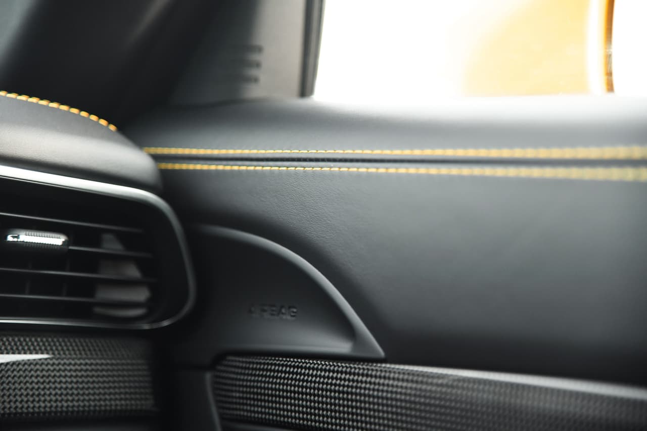La unidad de pruebas iba a tope de equipamiento, incluido el interior acabado en cuero negro con “stitching” en amarillo, a tono con el color exterior del auto, y los acabados en fibra de carbono para las partes del salpicadero y consola central que no van en cuero.