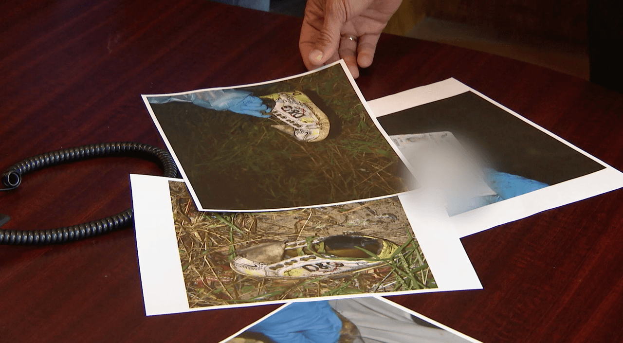 El congresista demócrata de San Antonio, 
<a href="https://twitter.com/JoaquinCastrotx/status/1444391095820079108?ref_src=twsrc%5Etfw%7Ctwcamp%5Etweetembed%7Ctwterm%5E1444391095820079108%7Ctwgr%5E%7Ctwcon%5Es1_&ref_url=https%3A%2F%2Fsuperchannel12.com%2Fpiden-a-fbi-que-investigue-linchamiento-de-mexicano-colgado-en-arbol-en-texas%2F" target="_blank">Joaquín Castro, dijo que se trataba de un inmigrante mexicano que fue posiblemente "linchado"</a>. 
<br>
<br>Aunque las autoridades investigan la posibilidad de un homicidio o suicidio.