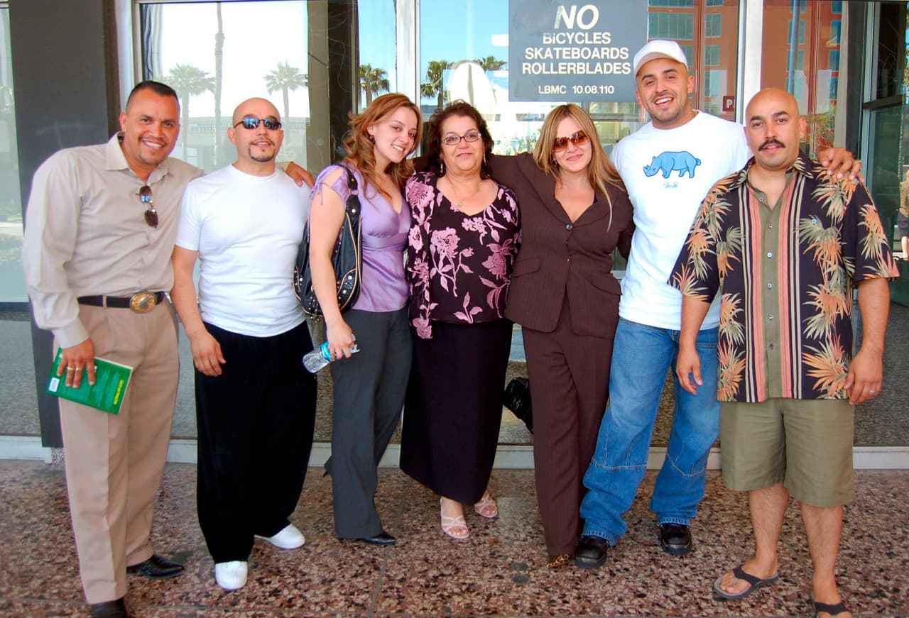 El conflicto se agravó cuando Gustavo Rivera fue hasta la casa de Lupillo y golpeó su camioneta con un bate de béisbol. Dentro del vehículo se encontraban la mujer y los hijos del cantante. En esa ocasión, 
<a href="https://www.lasestrellas.tv/espectaculos-1/famosos-1/lupillo-rivera-y-su-hermano-gustavo-se-reconcilian-fuerte-pelea" target="_blank">la policía se llevó a Gustavo esposado</a>.