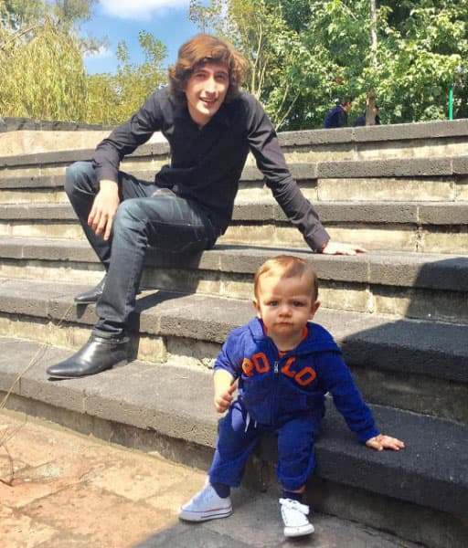 <b><a href="http://www.univision.com/novelas/la-candidata">Silvia</a></b> escribió en su cuenta de Instagram: "Mis hijos #Emiliano @federicoayos y #León 😍. Misma pose 👌".
