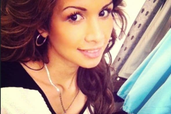 A través de las famosas fotos 'selfies' es como nuestra reina mantiene una estrecha relación con sus seguidores. Este tipo de fotos se han convertido en un fenómeno y no hay quién no se haya tomado una. Ahora puedes subir la tuya con el hashtag #NBLselfie para ganar un kit de belleza, los detalles aquí