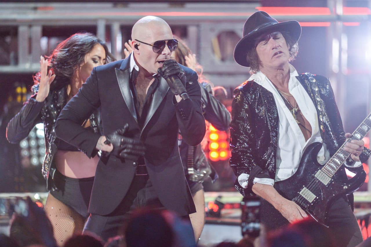 Joe Perry, guitarrista de Aerosmith, hizo su acto de aparición en la ceremonia.