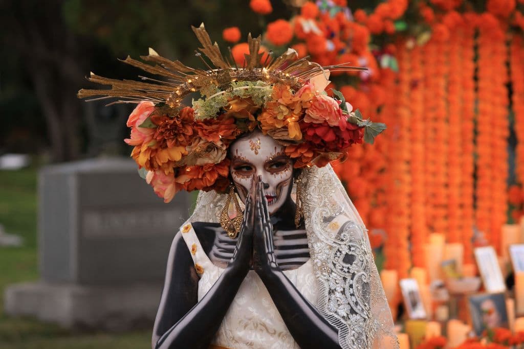 La mayoría de las personas disfrazadas 
<b><a href="https://www.univision.com/local/los-angeles-kmex/dia-de-muertos-los-angeles-self-help-graphics-art-fotos" target="_blank">iban de catrinas</a></b>, un personaje asociado al Día de los Muertos a partir de 1910. El caricaturista mexicano José Guadalupe Posada creó la versión original como una crítica a los indígenas que renegaban de su origen y pobreza, haciéndose pasar por personas de dinero.