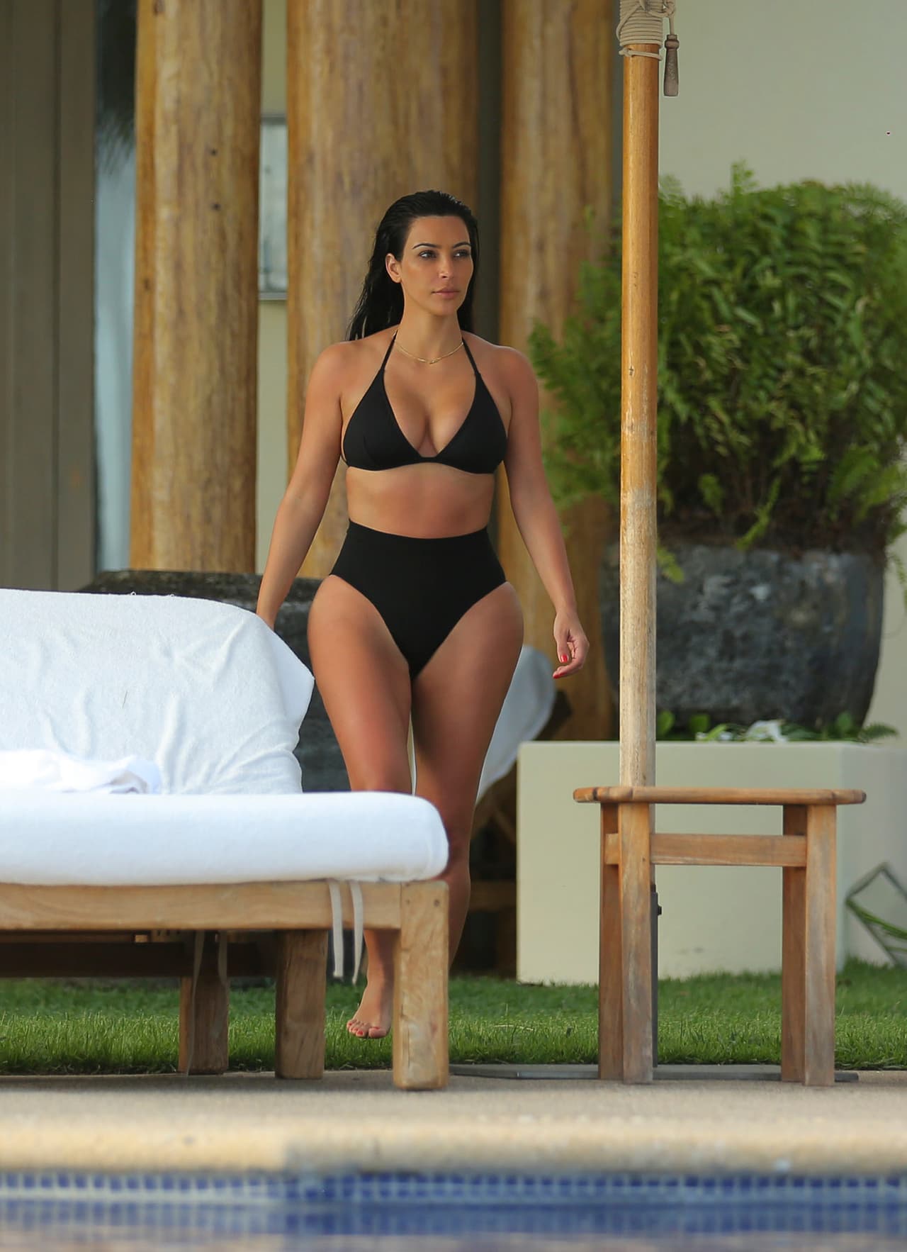 "Me di cuenta de que ni siquiera podía desplazarme por Instagram frente a mis hijos sin que apareciera en 
<b>completa desnudez</b> en mi feed casi todo el tiempo. Y definitivamente contribuí a eso", dijo la empresaria.