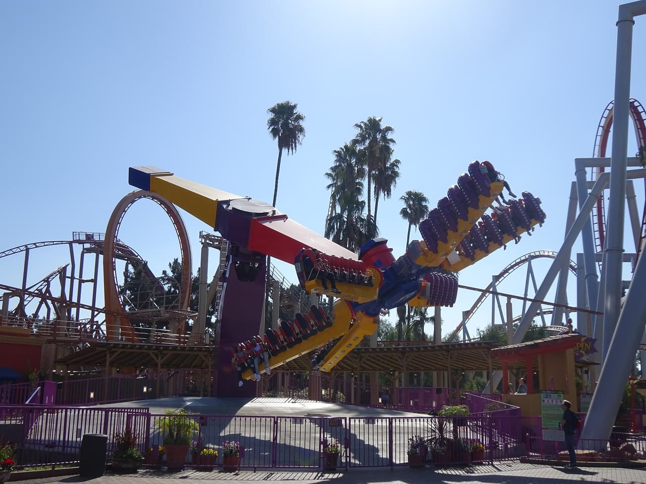 El parque en el sur de California es reconocido por sus impresionantes y veloces montañas rusas y atracciones no aptas para cardíacos.