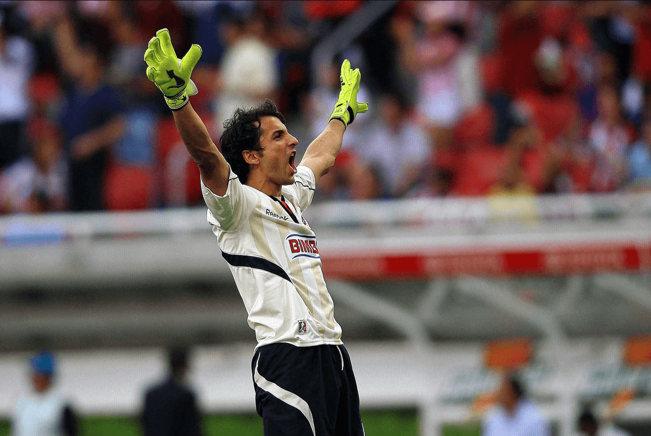 El público ondeó con fuerza los banderines blancos como parte de apoyo para Chivas.