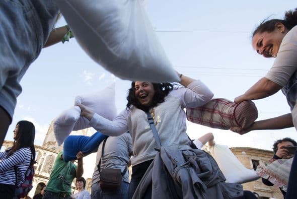 Miles de personas se congregaro para celebrar el Día Internacional de la pelea de almohadas.