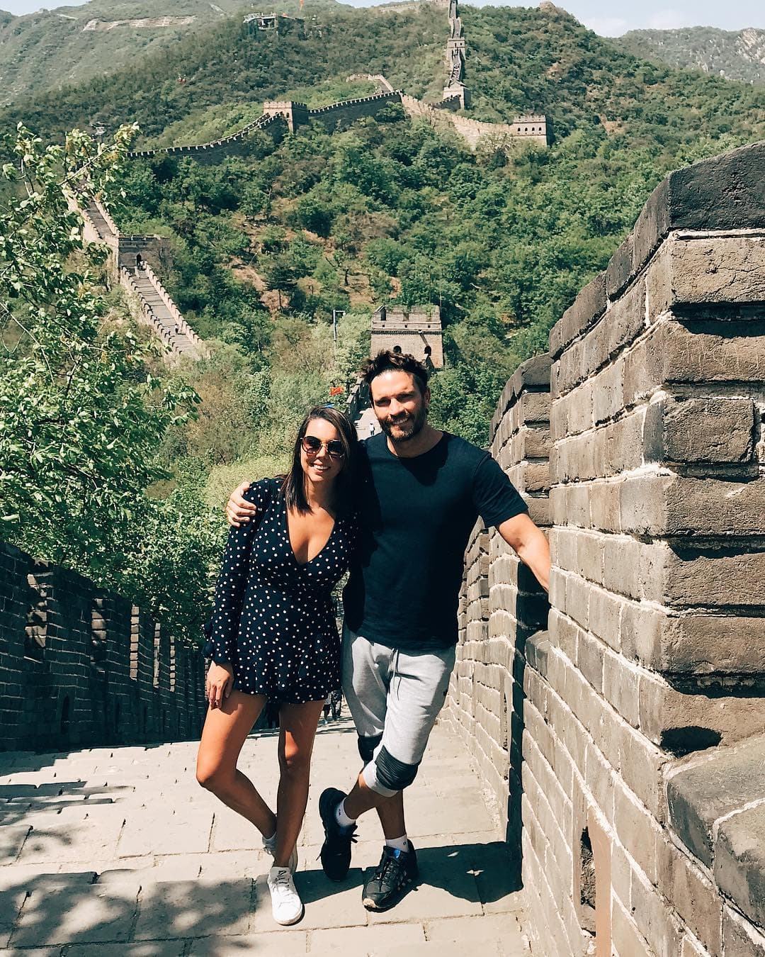 El actor de 49 años compartió el pasado 7 de mayo que a su hija Nicolle le habían entregado el 
<a href="https://www.univision.com/famosos/asi-fue-la-pedida-de-mano-de-la-hija-de-julian-gil-video">anillo de compromiso</a>.