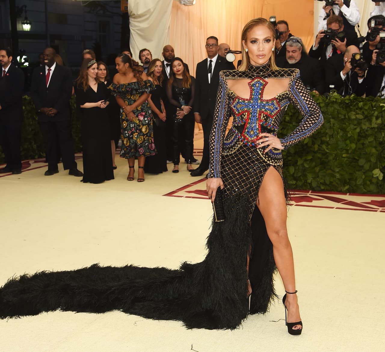 <b>EXTRA (2018)</b>
<br>Sí hubiera que definir a JLo con este vestido de Balmain para la gala del Met "Heavenly Bodies: Fashion & The Catholic Imagination", la palabra sería 'extra' por su diseño cuidadosamente bordado con una cruz en el pectoral, falda de plumas y una inigualable abierta en la pierna. .