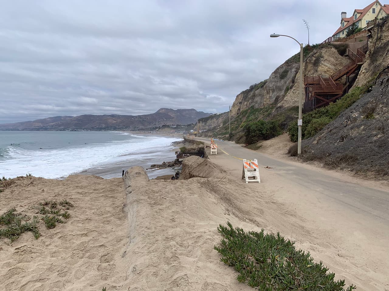 <b>“Las mareas altas de las últimas noches han socavado el camino de acceso a los estacionamientos de Point Dume.</b> Estamos colocando barreras para tratar de evitar más daños esta noche. Los estacionamientos y la vía de acceso están cerrados. No sabemos cuándo volverán a abrir”, informó el departamento de Playas y muelles del condado de Los Ángeles.