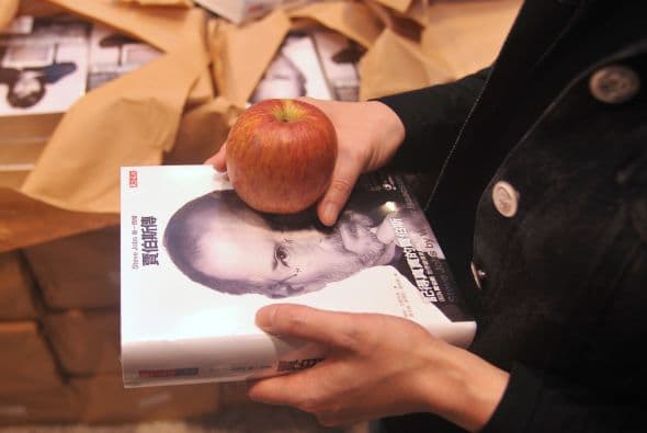 Según Isaacson, Jobs fue un genio de una rara creatividad que revolucionó seis industrias: las de los ordenadores, la de los filmes de animación, la de la música, la de los teléfonos, la de las tabletas y la de la publicación digital.