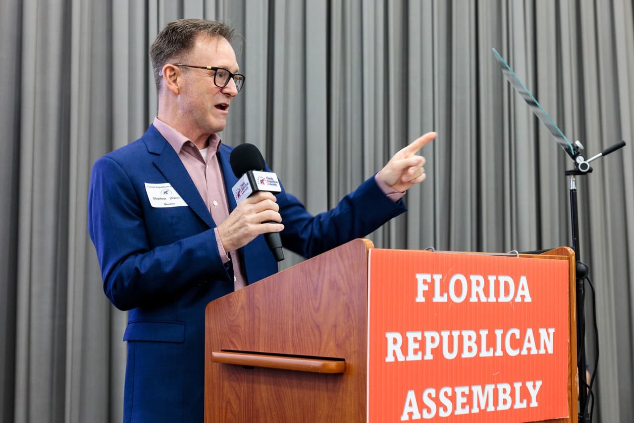 Dixon dice que se postula para reducir el costo de vida en la ciudad e impulsar el crecimiento de nuevos negocios. Quiere lograr esto cambiando las leyes de zonificación y acelerando las aprobaciones para proyectos de viviendas asequibles, y creando programas de desgravación fiscal para familias de bajos ingresos y personas mayores.