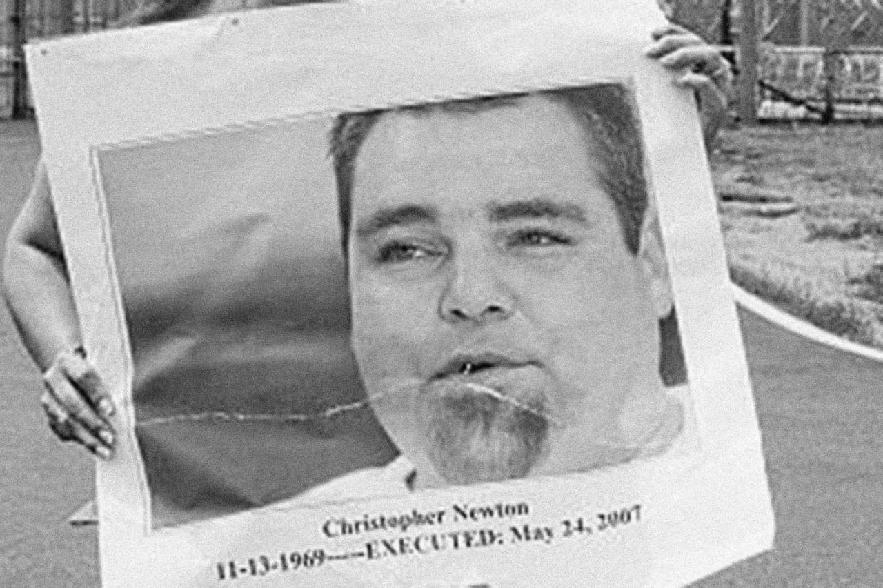 <b>Christopher Newton, ejecutado con inyección letal el 24 de mayo de 2007 en Ohio.</b> De acuerdo con la Associated Press, el ‘personal médico de la prisión’ en la Instalación Correccional del Sur de Ohio luchó por encontrar venas en cada uno de los brazos de Newton durante la ejecución. Newton, que pesaba 265 libras, fue declarado muerto casi dos horas después del inicio del proceso de ejecución.