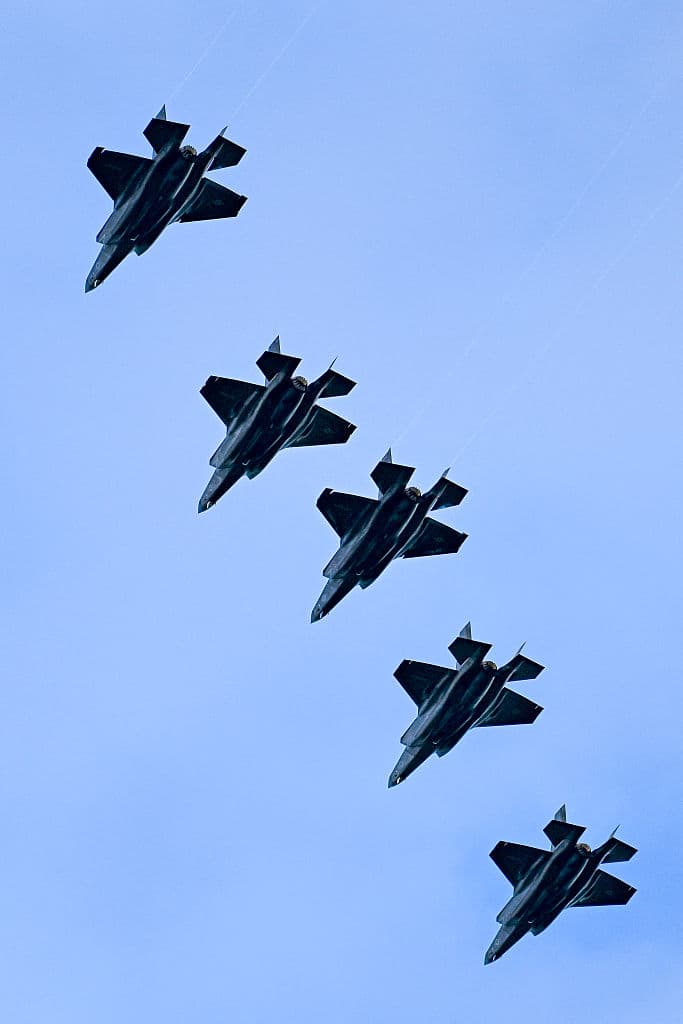 Desde el 5 de septiembre, fuentes de Reuters informaron que el presidente de Estados Unidos,
<b>Donald Trump, enviaría a la isla 10 aviones de combate F-35</b> de la Marina de los Estados Unidos para robustecer la lucha contra el narcotráfico en el Caribe.
<br>Finalmente, solo 5 aterrizaron en la antigua base militar Roosevelt Roads, en Ceiba.