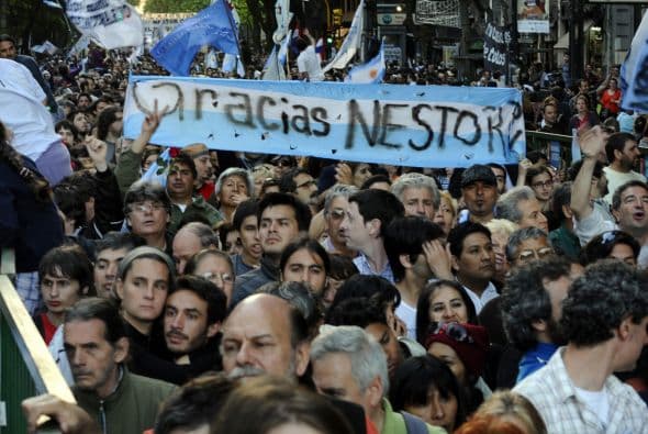 La hermana del ex presidente y actual ministra de Desarrollo Social, Alicia Kirchner, dijo en una carta abierta que su recuerdo "vive en el pueblo" y que "no quedan dudas" de su "carácter de estadista" y de que colocó "una bisagra en la historia argentina".