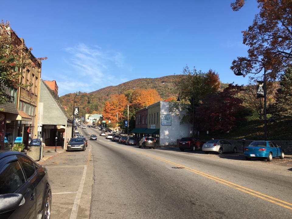 <b>BOONE Y BLOWING ROCK</b>: Sede de la Appalachian State University, Boone irradia una exuberancia juvenil y un ambiente al aire libre. Las familias pueden quemar energía haciendo rafting o recorriendo los ríos New o Watauga, buscando gemas o caminando por uno de los numerosos senderos de la zona.