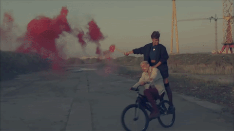 En 2011, Rihanna grabó el video de su éxito 'We found love' el cual relata la historia de una pareja disfuncional y en el que el protagonista luce un look similar al que acostumbra Chris Brown.