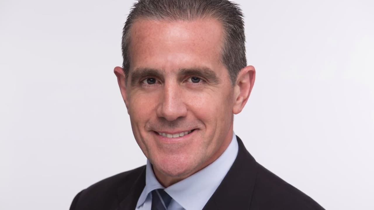 Rolando García ha realizado casi 500 reemplazos de discos, con distintos tipos de implantes.