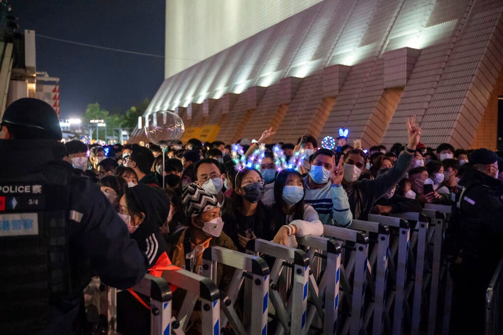 Un grupo de residentes se reúne frente al puerto de Victoria para presenciar la cuenta regresiva en la víspera de Año Nuevo en Hong Kong.