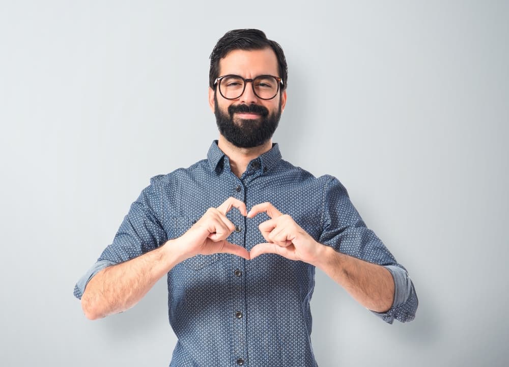 También si terminas una relación, estás soltero o soltera, no te sientes con la necesidad de iniciar enseguida un nuevo compromiso sentimental sino más bien estás en ese estado peculiar de equilibrio interno que te hará ganar tiempo para vivir tu vida amorosa con intensidad y alegría. La persona ideal aparecerá en el momento que debe, sin esfuerzos mayores ni desajustes emocionales, de una forma plácida, apacible, como corresponde a este ciclo de cumpleaños.
