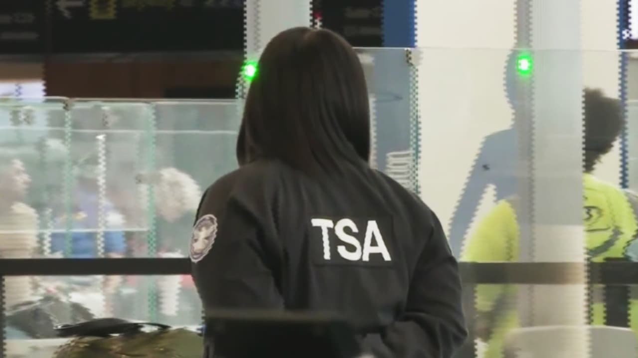 Donald Trump firma orden ejecutiva para pagarle a los empleados de la TSA