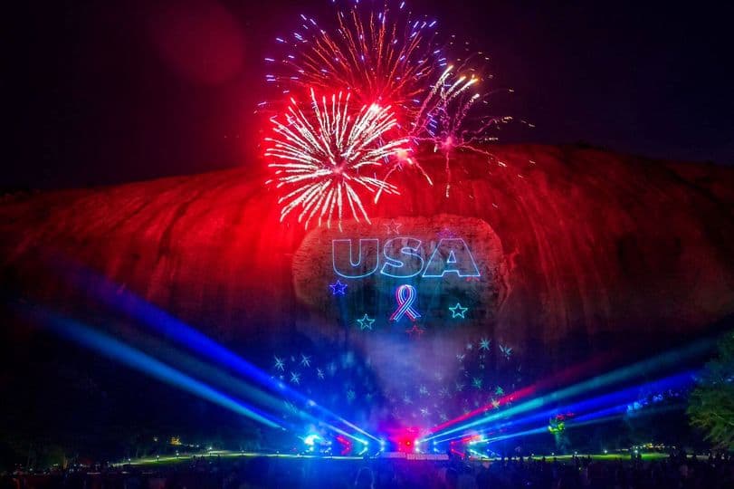 <b>Pasa el fin de semana en Stone Mountain Park</b>. Entre el 1 y el 5 de julio, disfruta de un día lleno de aventuras con excelentes atracciones familiares y entretenimiento en vivo, luego quédense hasta la noche para experimentar el Lasershow Spectacular presentado por la Oficina de Seguridad en las Carreteras de Georgia seguido del mismo final de fuegos artificiales patrióticos cada noche de la celebración.