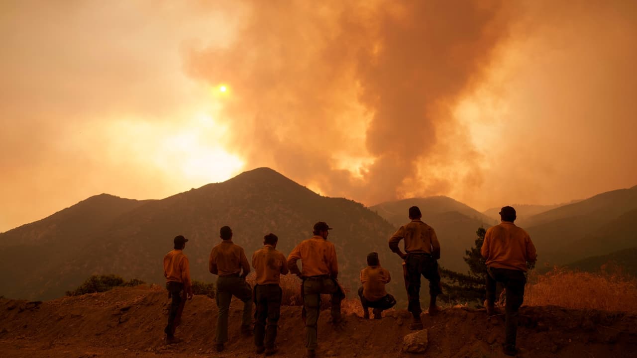 Incendio Line se reaviva y causa nuevas órdenes de evacuación en San Bernardino
