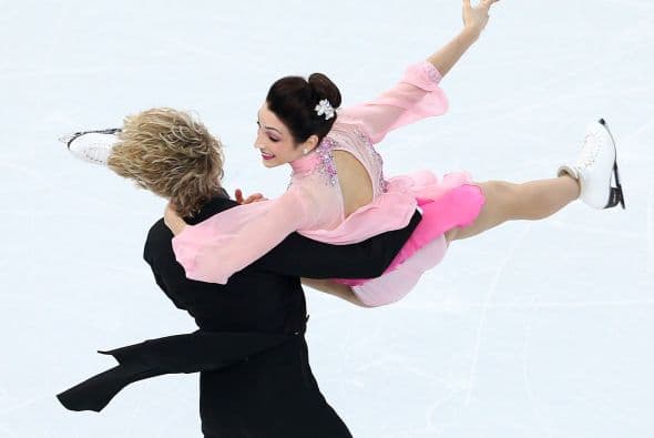 Meryl Davis y Charlie White se han proclamado hoy campeones olímpicos de danza de patinaje artístico en Sochi 2014, una vez disputado el programa libre en el que mantuvieron el liderato que el domingo alcanzaron en el corto. Davis y White, primera pareja de EEUU en ganar un Mundial y que llegaron a Sochi como subcampeones olímpicos, se impusieron en el Palacio Iceberg con 195,52 puntos y un programa largo con música de 'Sherezade", de Nikolai Rimski-Korsakov. Superaron a los defensores del título, los canadienses Tessa Virtue y Scott Moir, que se colgaron la plata con 190,99. El bronce ha sido para la pareja rusa integrada por Elena Ilinykh y Nikita Kapsalapov, con 183,48. Meryl y White llevan 17 años patinando juntos.