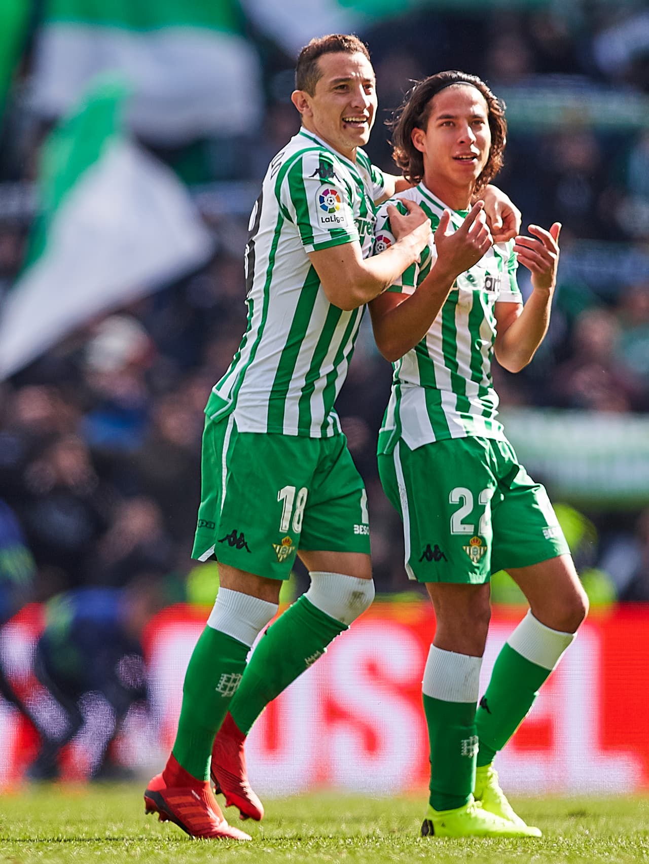 A pesar de que no estuvieron al mismo tiempo en el terreno, Andrés Guardado festejó con Lainez su primera victoria y debut con Betis.