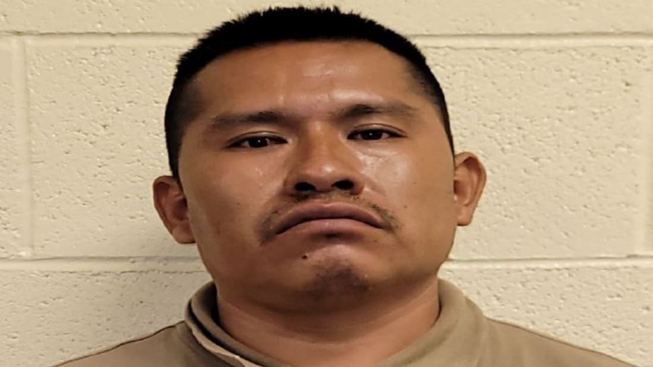 Armando Contreras López cruzó la frontera ilegalmente con un gran grupo de migrantes cerca de Douglas, Arizona. Luego de su arresto, los registros revelaron que el ciudadano mexicano es un delincuente sexual registrado, condenado por poner en peligro el bienestar de un niño en New Jersey.