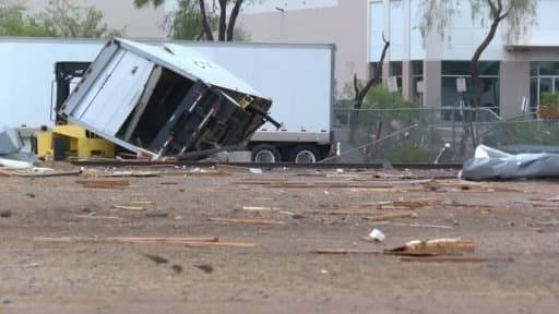 Una fuerte tormenta monzónica atravesó la zona del valle del sol la tarde noche del miércoles 24 de julio, dejando árboles caído, daños en propiedad y una persona desaparecida por el colapso del techo de un almacén.