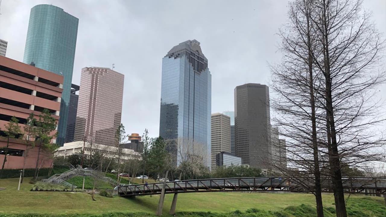 El parque Buffalo Bayou está en el centro de Houston y cuenta con 160 acres de solo espacio verde.
