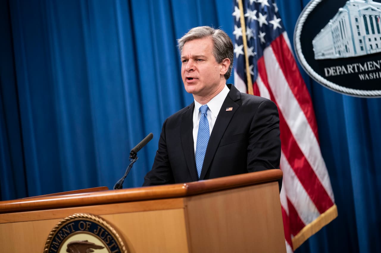“Fueron asesinados a tiros esta mañana en el cumplimiento de su deber mientras ejecutaban una orden de registro ordenada por un tribunal federal”, dijo el director del FBI, Christopher Wray, quien visitó a las familias de los agentes fallecidos el miércoles.
<br>