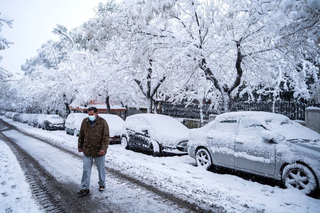Una calle de la capital griega cubierta de blanco. La autopista que une la capital con Tesalónica, segunda ciudad del país en el norte, quedó cerrada a la circulación desde el lunes por la noche para evitar embotellamientos.
<br>