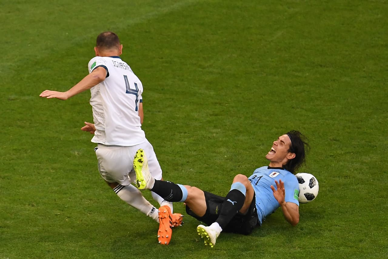 En la otra área Cavani se batía con los defensas locales en busca de su primer gol en el Mundial. Sus compañeros lo buscaron con frecuencia.