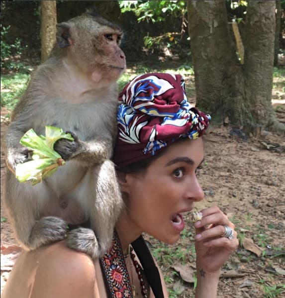 Galilea encontró un nuevo amigo. "Aquí con mi compadre "Akamhoch" echando chisme y botana".