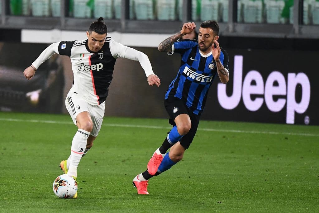 A velocidad nadie puede detener al goleador portugués, que se va de largo por toda la banda sin ser detenido.