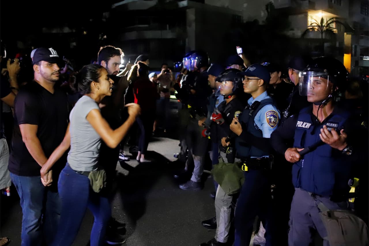 Las fuerzas de seguridad hicieron uso del gas pimienta cuando varios ciudadanos intentaban evitar la salida de los presentes en el encuentro. "Ricky, canalla queremos que te vayas" o "Ricky, dictador" son algunas de las frases que corearon los asistentes.