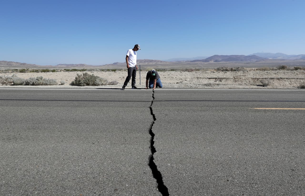 Esta grieta en la autopista 178 fue uno de los puntos afectados en las carretera de la ciudad de Ridgecrest y zonas cercanas.
<br>