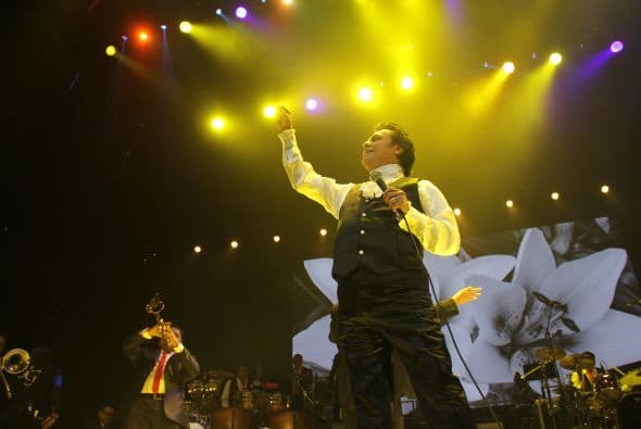 El Divo de Juárez, Juan Gabriel, hizo retumbar Phoenix con su música, su voz y sus bailes, enloqueciendo a miles de fans que llenaron el US Airways Center. Con un "¡Viva México!", Juanga arrancó su gira de conciertos del tour "Volver" ante un auditorio repleto que respondió con la misma pasión. Este ícono mexicano deleitó al público con sus grandes éxitos como "Querida", "El Noa Noa", "Inocente pobre amigo," y "Amor Eterno" entre muchos otros. El cantante se entregó por entero a sus seguidores, quienes cantaron, bailaron, lloraron y hasta aprovecharon para tomarse una selfie en un espectáculo que fue divertido y emotivo a la vez.