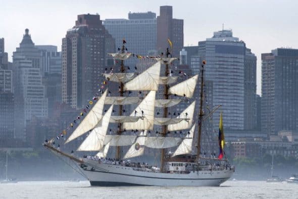 El desfile de buques a lo largo del río Hudson marca el inicio oficial de la semana naval en Nueva York. 